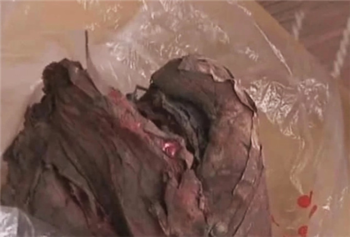 Số tiền tiết kiện sau khi chôn nhiều năm đã bị biến dạng.