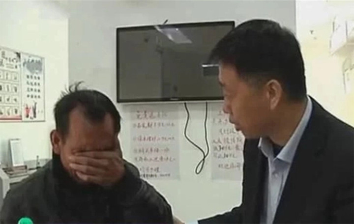 Người đàn ông òa khóc nức nở và vô cùng hối hận vì hành động chôn tiền của mình.