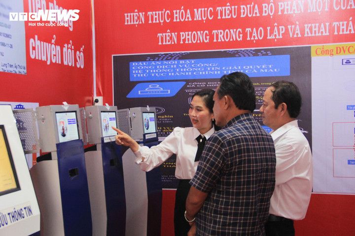 Chương trình được diễn ra trong 2 ngày với 19 gian hàng giúp người dân và doanh nghiệp trải nghiệm các tiện ích như: Thanh toán trực tuyến các dịch vụ điện, nước, chuyển tiền thông qua tài khoản viễn thông hoặc app ngân hàng; Ứng dụng kiểm soát, phát triển cây trồng.