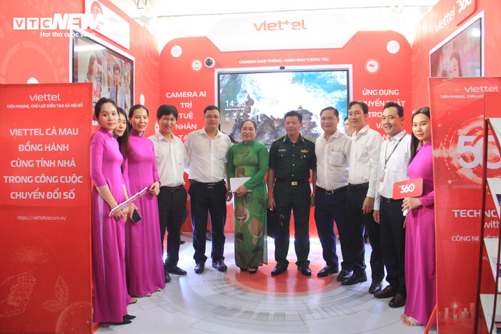 Các đại biểu chụp hình lưu niệm.