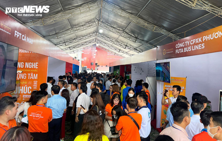 Đông người dân tham quan, trải nghiệm tại các gian hàng.