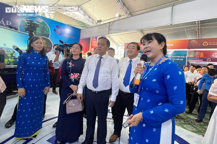 Chủ tịch UBND tỉnh Cà Mau Huỳnh Quốc Việt tham quan các gian hàng.