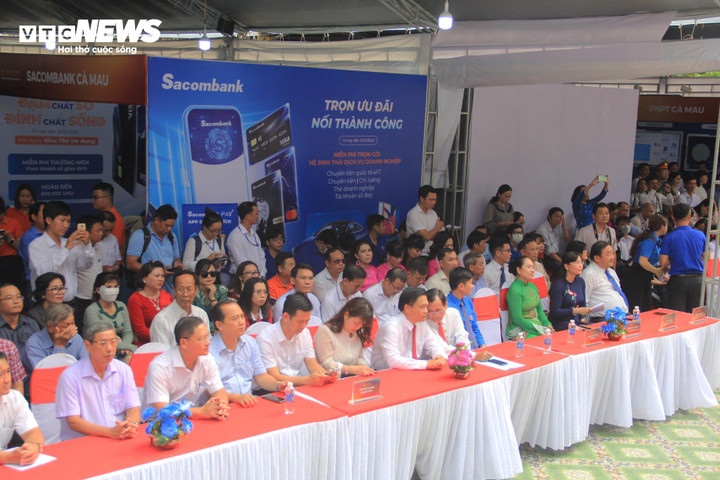 Chiều 9/10, tỉnh Cà Mau trưng bày giới thiệu sản phẩm, dịch vụ và giải pháp chuyển đổi số - hoạt động nằm trong chuỗi sự kiện Ngày chuyển đổi số quốc gia tại tỉnh Cà Mau 2023.