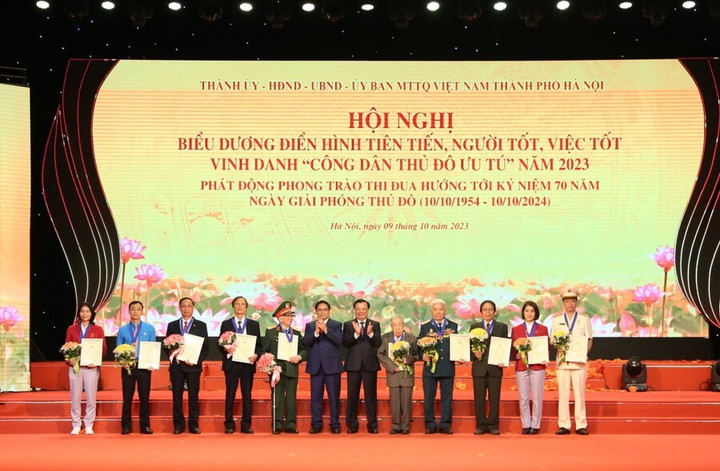 10 Công dân Thủ đô ưu tú năm 2023 được vinh danh. (Ảnh: Kinh tế & Đô thị).
