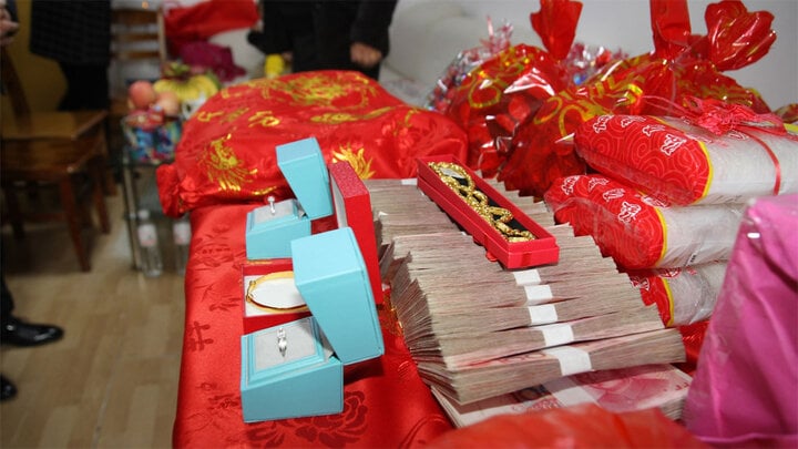 Khi cưới vợ cho con, các gia đình Trung Quốc thường gặp áp lực lớn về tiền sính lễ.