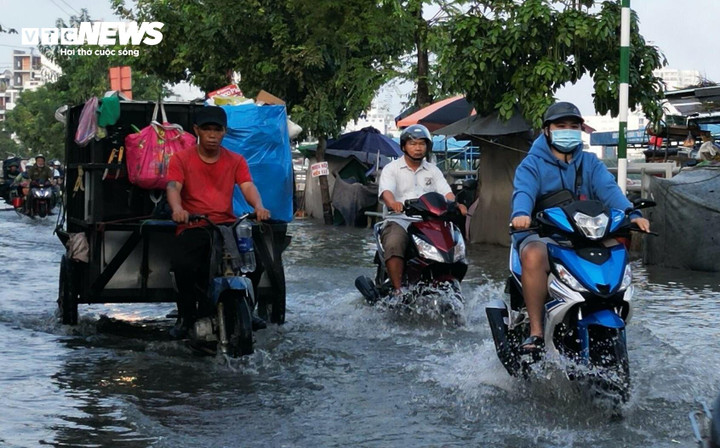 Thời tiết tại TP.HCM hôm nay 10/10, trời nắng gián đoạn, chiều và tối có mưa rào nhiều nơi.