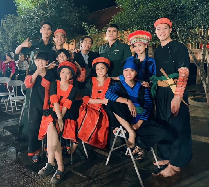 Tuy việc quay phim vất vả nhưng cả đoàn đều rất vui vẻ.