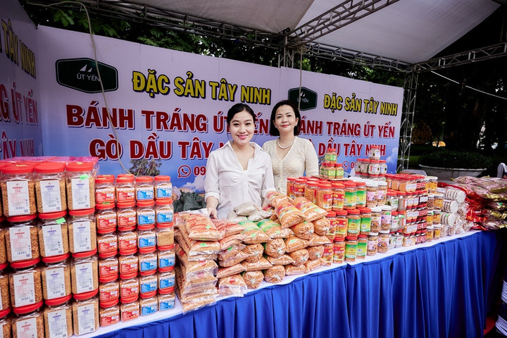 Người Thủ đô thích thú với bánh tráng, muối tôm chuẩn Tây Ninh tại hồ Hoàn Kiếm - 6