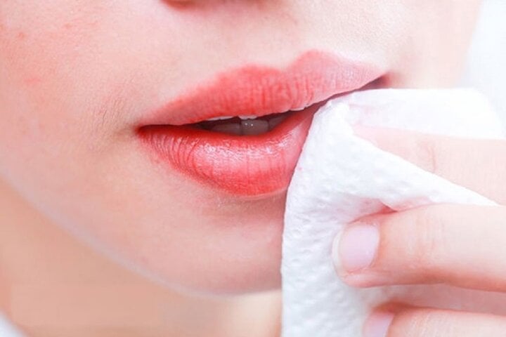 Phun xăm môi nên kiêng nước từ 7 - 10 ngày để lên màu chuẩn đẹp.