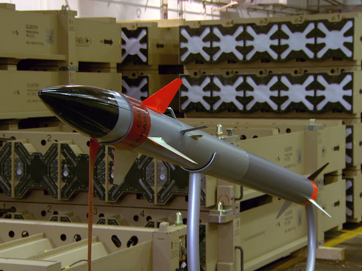 Mỗi bệ phóng Iron Dome cần tới 20 tên lửa Tamir, mức độ tiêu hao đạn tên lửa sau mỗi đợt tấn công rocket từ Dải Gaza là rất lớn. (Ảnh: CBS News)