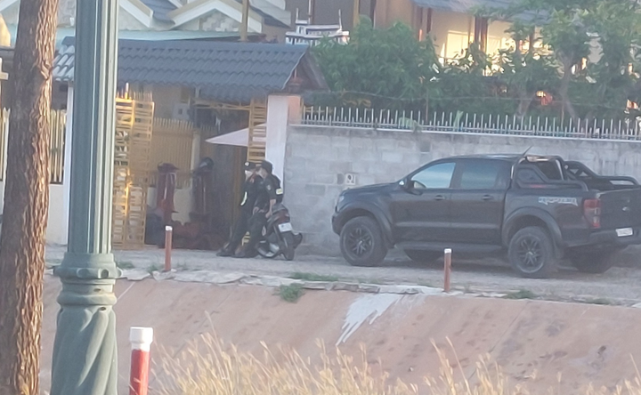 Lực lượng công an khám xét nhà của trùm giang hồ Thảo lụi. (Ảnh:N.L)