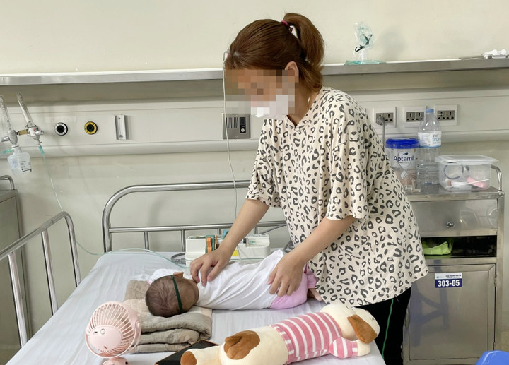 Trẻ điều trị bệnh truyền nhiễm tại Bệnh viện Nhi Trung ương.