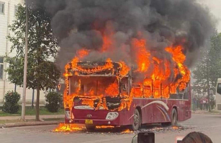 Chiếc xe bốc cháy ngùn ngụt.