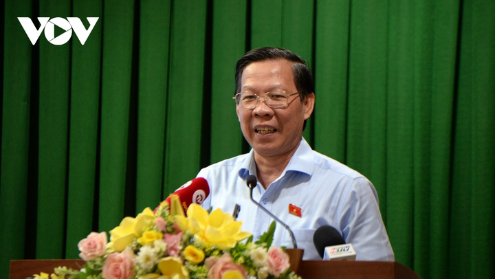 Chủ tịch UBND TPHCM Phan Văn Mãi trả lời ý kiến cử tri. (Ảnh: H.K)