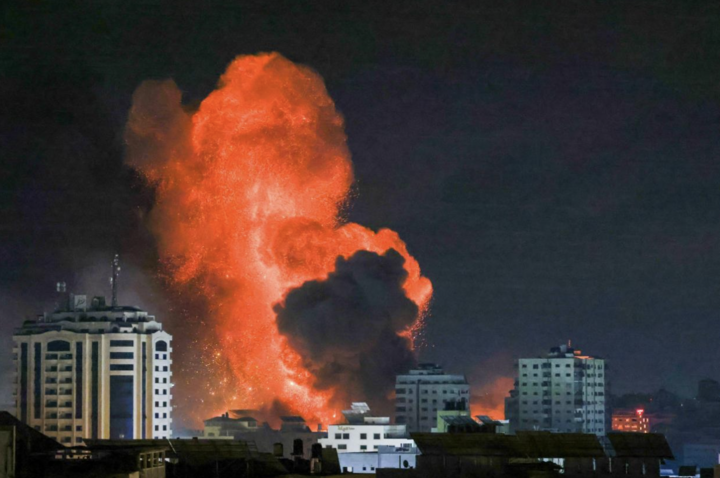 Quả cầu lửa phun ra từ cuộc không kích của Israel vào thành phố Gaza vào ngày 9/10. (Ảnh: Getty)