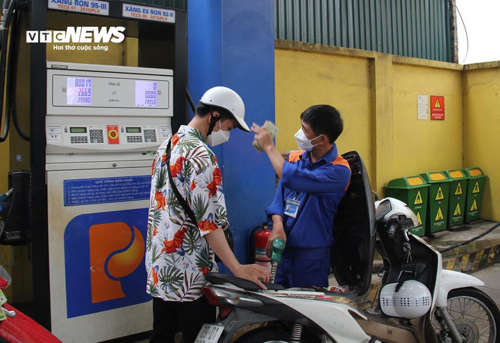 Giá xăng hôm nay có thể giảm mạnh lần thứ hai liên tiếp. (Ảnh minh họa)
