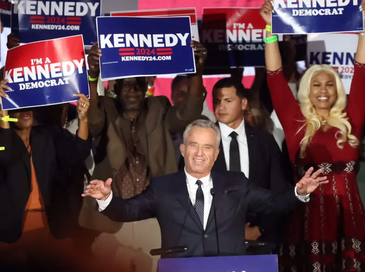 Robert F. Kennedy Jr hôm 9/10 thông báo ông sẽ từ bỏ việc giành đề cử tổng thống của đảng Dân chủ và sẽ tranh cử với tư cách độc lập.