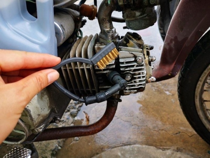 Nên sử dụng vật dụng mềm để cùng làm sạch lốc xe máy. (Ảnh minh họa).