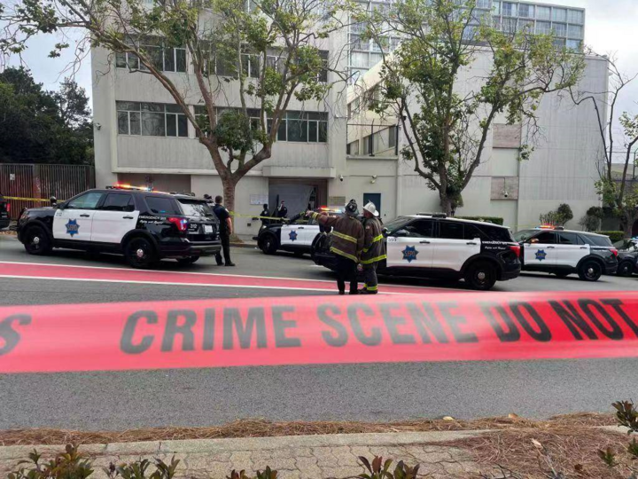 Cảnh sát phong tỏa khu vực xung quanh Tổng lãnh sự quán Trung Quốc tại San Francisco sau sự việc. (Ảnh: The Paper)