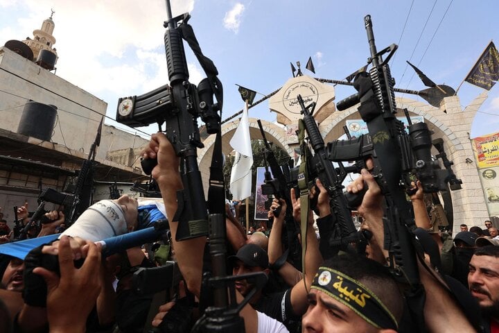 Các tay súng Palestine với súng carbine M4 do Mỹ chế tạo tại Bờ Tây hôm 8/10. (Ảnh: AFP)