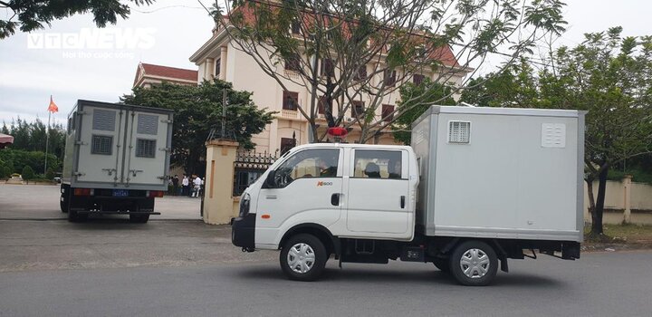 Trước đó khoảng hơn 7h30 ngày 10/10, xe chở các bị cáo được đưa tới TAND tỉnh Quảng Ninh.