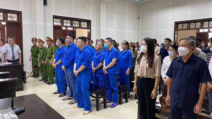 Sáng nay 10/10, TAND tỉnh Quảng Ninh mở phiên tòa xét xử cựu Giám đốc Sở GD&ĐT cùng 16 đồng phạm vụ đưa, nhận hối lộ và vi phạm đấu thầu, gây thiệt hại hơn 80 tỷ đồng. (Ảnh: C.K)