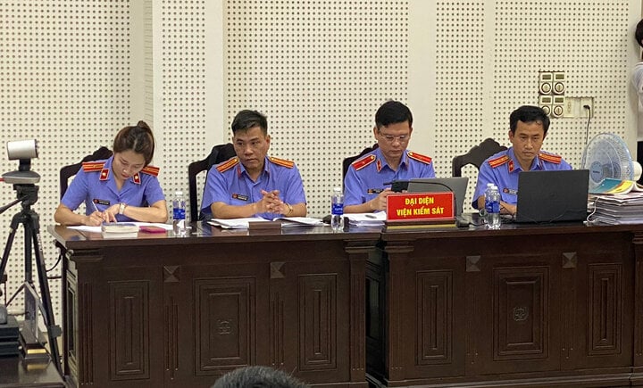 4 kiểm sát viên VKSND tỉnh Quảng Ninh thực hành quyền công tố và kiểm sát hoạt động xét xử tại phiên tòa. (Ảnh: C.K)