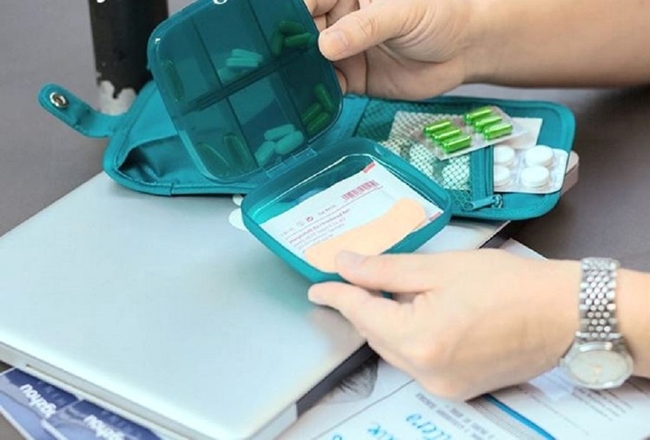 Trong danh sách những đồ cần mang khi đi du lịch nước ngoài chắc chắn sẽ không thể thiếu thuốc và các dụng cụ y tế.