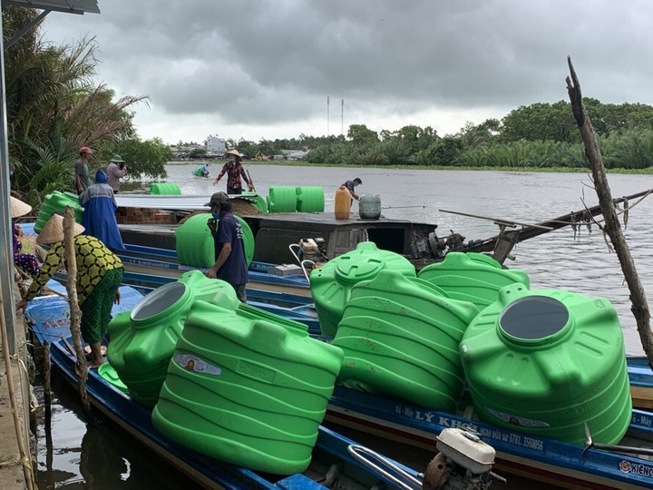 Các gia đình thuộc diện hộ nghèo tại ĐBSCL được tặng bồn trữ nước sạch từ tập đoàn Tân Á Đại Thành (Ảnh: Tân Á Đại Thành)
