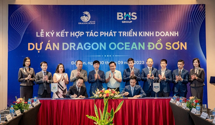 Đại diện Công ty Cổ phần Đầu tư và Du lịch Vạn Hương cùng đại diện BHS Group ký kết hợp tác.