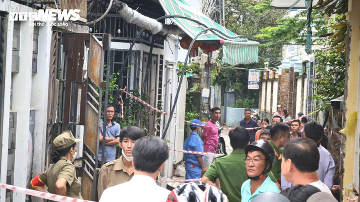 7h30 ngày 11/10, lực lượng công an vẫn phong tỏa, khám nghiệm hiện trường vụ cháy.