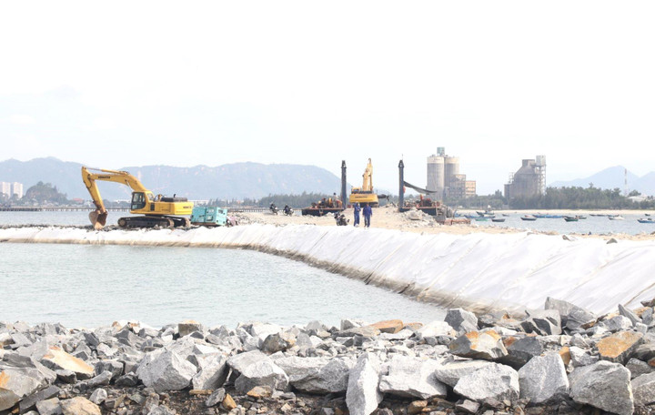 Thi công Dự án Cảng Liên Chiểu, Đà Nẵng, một trong những dự án lớn của vùng Bắc Trung Bộ và duyên hải miền Trung.