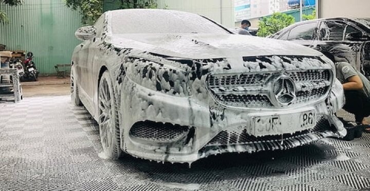 Không nên rửa ô tô khi đang còn nóng. (Ảnh minh họa).