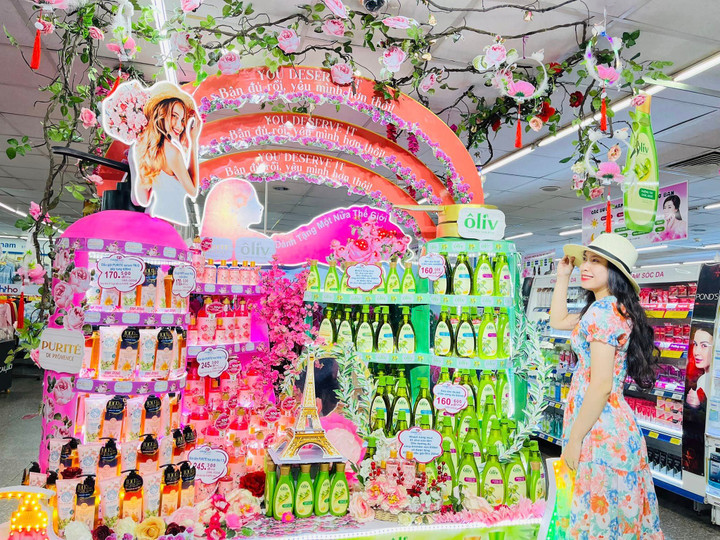 Chương trình trưng bày hơn 1.000 sản phẩm dành cho phái đẹp, giảm giá từ 20 - 46%.