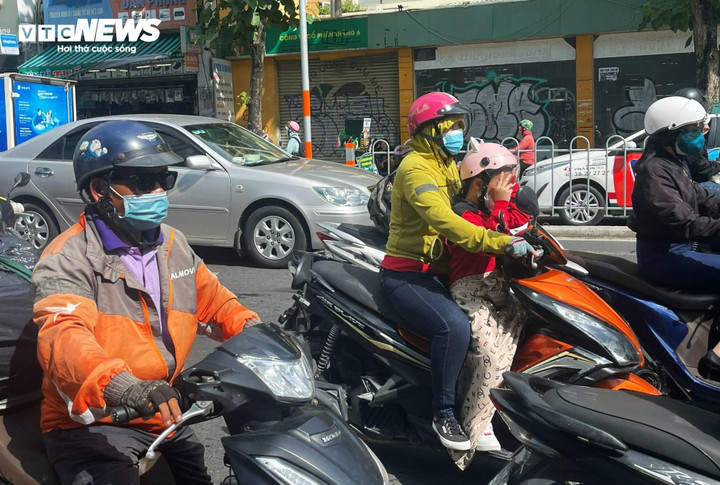 Thời tiết tại TP.HCM hôm nay 12/10, nhiều mây, trưa và chiều trời có nắng, riêng chiều tối và tối có mưa rào và dông rải rác.