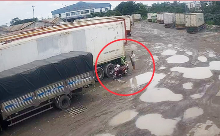 Thời điểm Dung ra tay sát hại nạn nhân T. được camera an ninh ở chợ đầu mối Thủ Đức ghi lại. (Ảnh: Cắt từ clip)