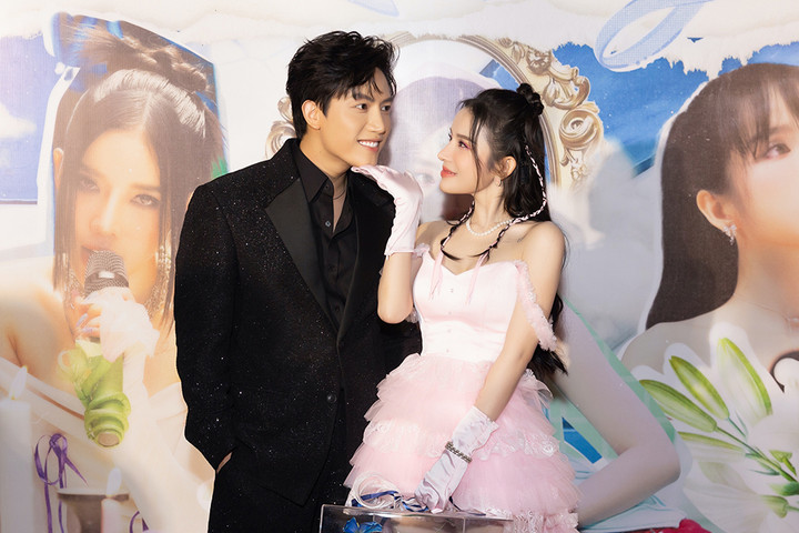 LyLy vướng tin đồn tình cảm với ca sĩ Anh Tú.