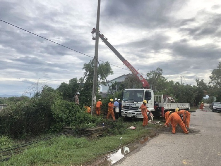 Các đơn vị điện lực tại TT-Huế nỗ lực khắc phục sự cố lưới điện do mưa lớn, giông sét để sớm cấp điện trở lại cho người dân, khách hàng. (Ảnh minh họa)