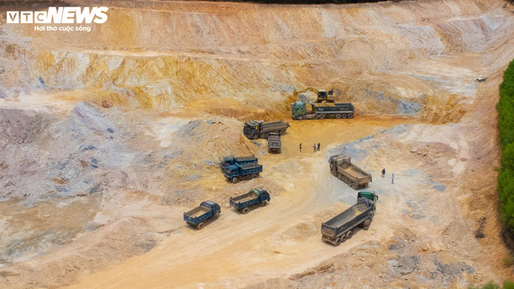 Hoạt động chiếm đất khai thác khoáng sản sai phép của Công ty Cổ phần 1-5 tại khu vực Phường Hóp diễn ra công khai trong suốt thời gian dài và chỉ dừng lại khi được VTC News phản ánh trong loạt bài điều tra. (Ảnh: Quốc Cường)