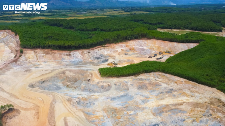 Lực lượng chức năng xác định Công ty Cổ phần Lâm nghiệp 1-5 chiếm 87.806 mét vuông đất nông nghiệp là đất rừng sản xuất tại khu vực Phường Hóp (xã Phong An) để khai thác khoáng sản là đất làm vật liệu san lấp. (Ảnh: Quốc Cường)