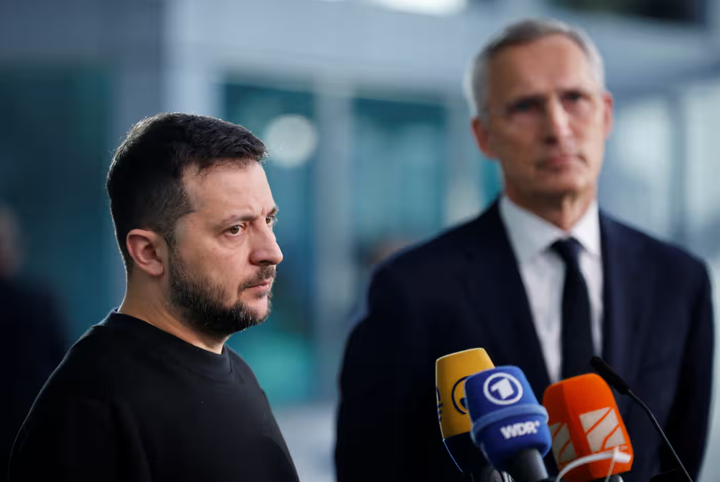 Tổng thống Ukraine Volodymyr Zelenskiy phát biểu trước giới truyền thông bên cạnh Tổng thư ký NATO Jens Stoltenberg tại Brussels, Bỉ, ngày 11/10. (Ảnh: Reuters)