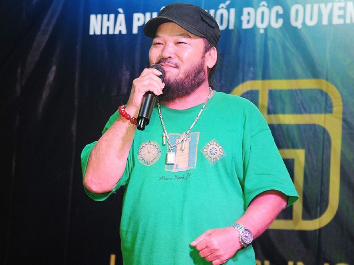 Lê Quang biểu diễn trong 1 sự kiện.