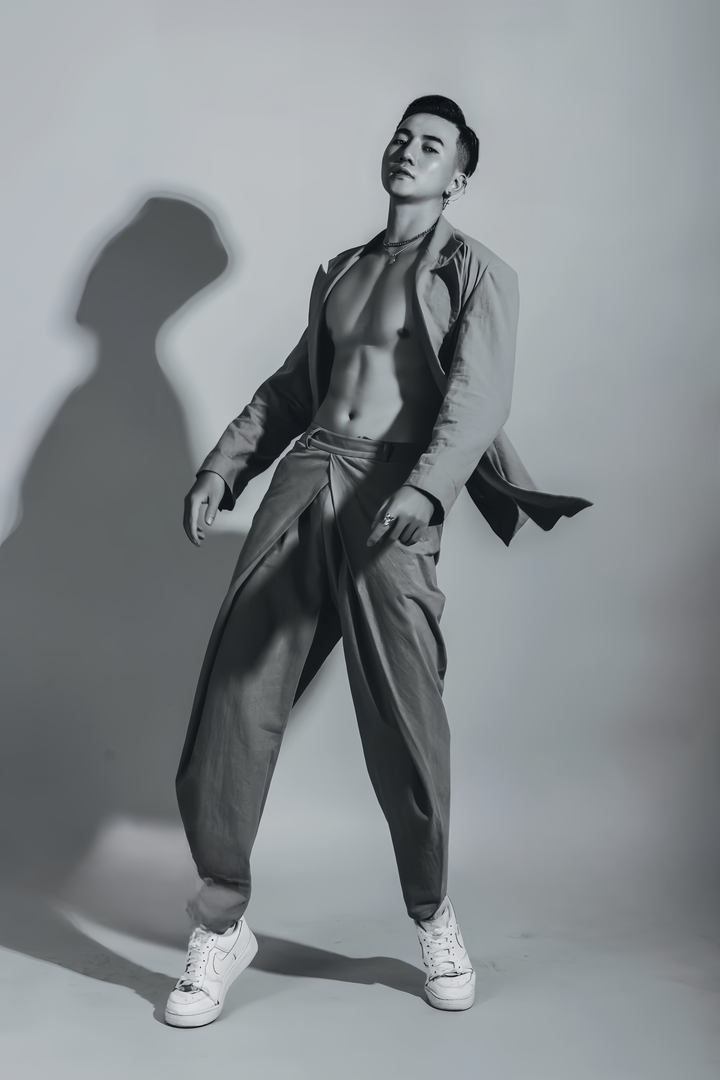 Cao 1,78m, điển trai cùng hình thể chuẩn, Khánh Tùng khá đắt show nhảy, chụp ảnh, biểu diễn thời trang.