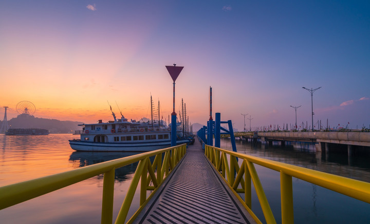 Ngắm vịnh di sản từ Cảng tàu khách quốc tế Hạ Long là một trong những trải nghiệm thú vị.