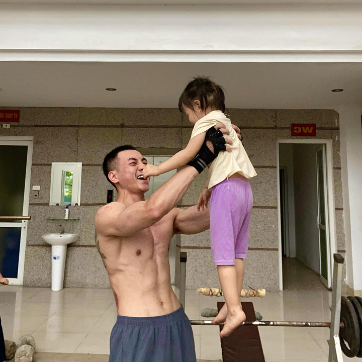 Đời thường, diễn viên múa được người xung quanh nhận xét là chàng trai ấm áp, khá hài hước, thích chọc cười bạn bè, yêu trẻ con và động vật.