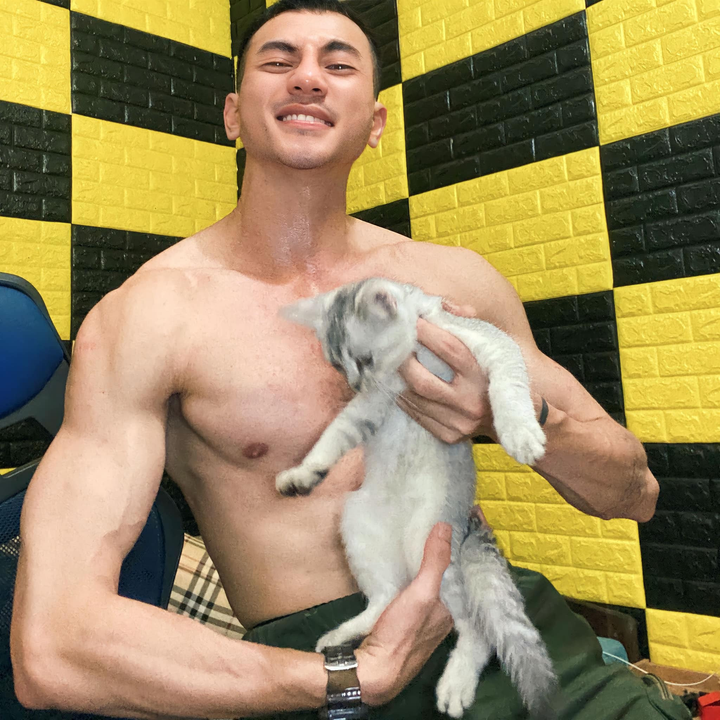 Bài đăng cuối cùng, Khánh Tùng đăng lại thông tin hoạt động từ thiện nhằm giúp đỡ các nạn nhân trong vụ cháy chung cư mini ở Khương Hạ, Hà Nội cùng chia sẻ: "Cho đi là còn mãi".