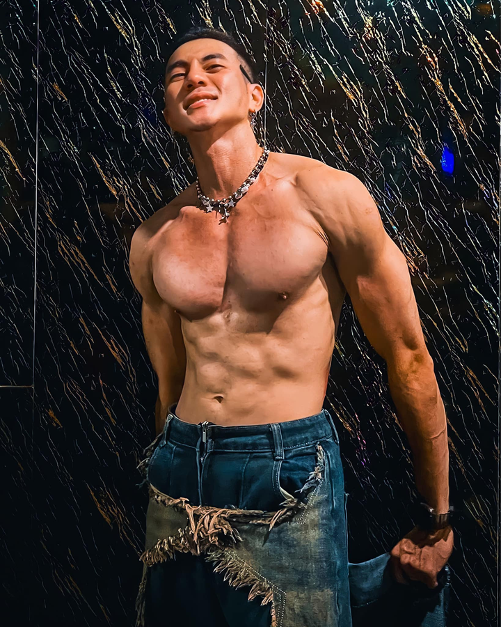 Dù vậy, Khánh Tùng hầu như tập trung nhất vào đam mê múa. Anh từng chia sẻ thường múa khi buồn, dùng điệu múa để trút đi cảm xúc tiêu cực.