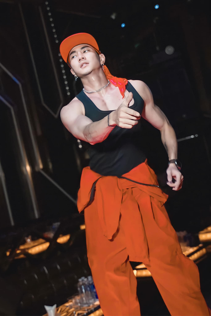 Tốt nghiệp Trường Đại học Văn hóa - Nghệ thuật Quân đội, anh về làm việc tại Đoàn Văn công Quân khu 1 với vai trò solist. Trong mắt đồng nghiệp, chàng trai tài năng, được yêu mến bởi tính cách hiền lành, nhiệt huyết và chăm chỉ.