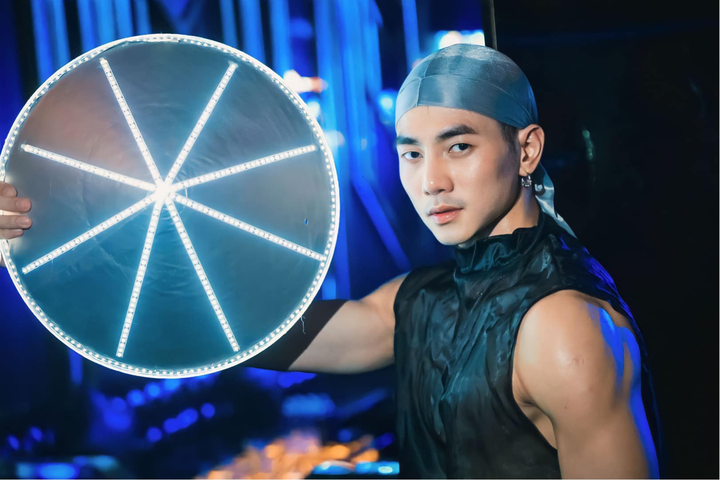 Lễ viếng diễn viên múa Khánh Tùng diễn ra tại nhà riêng từ chiều 11/10 đến sáng 13/10, sau đó hỏa táng và chôn cất ở quê nhà Thái Nguyên.