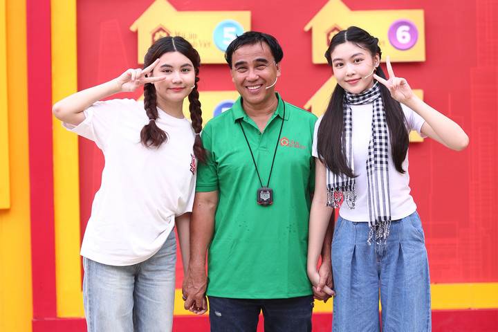 MC Quyền Linh đưa 2 ái nữ xinh đẹp tham gia chương trình thiện nguyện.